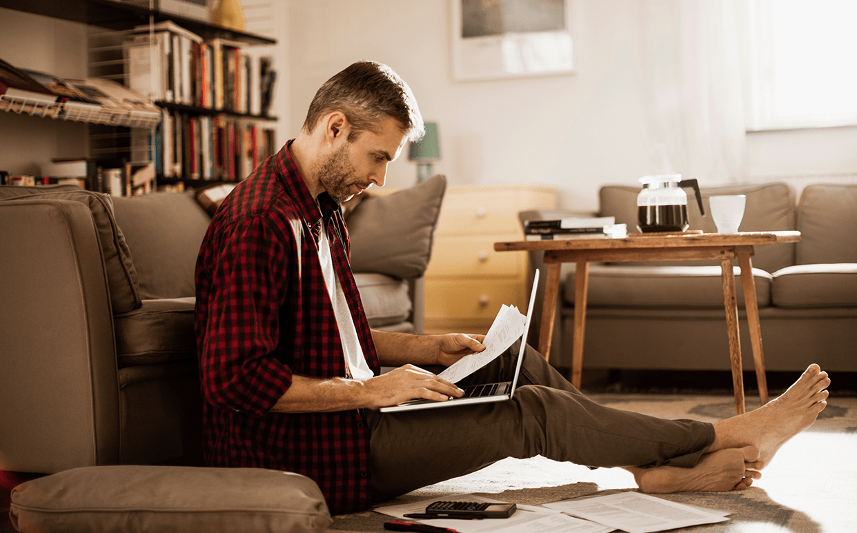 He study at home. Человек на удаленке. Человек за компьютером дома. Мужчина за работой. Человек за работой.